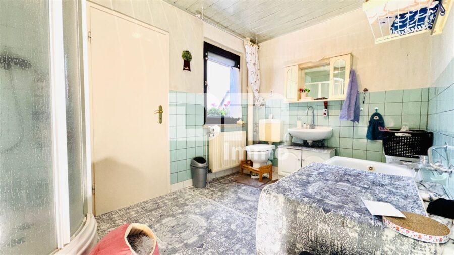 (R)eserviert!!!Modernisiertes Ein- bis Zweifamilienhaus mit Anbau BJ 1992 + 2. Baugrundstück - EG G1 Bestand Badezimmer / Dusche